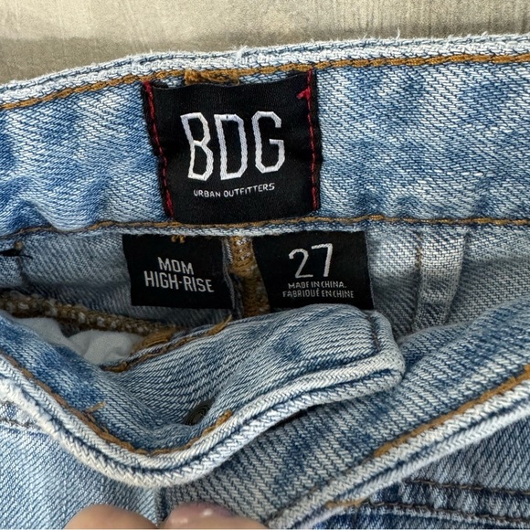 BDG Urban Outfitters High Rise Cowboy Cut Mom Jeans Medium Blue Size 27* - Picture 5 of 10